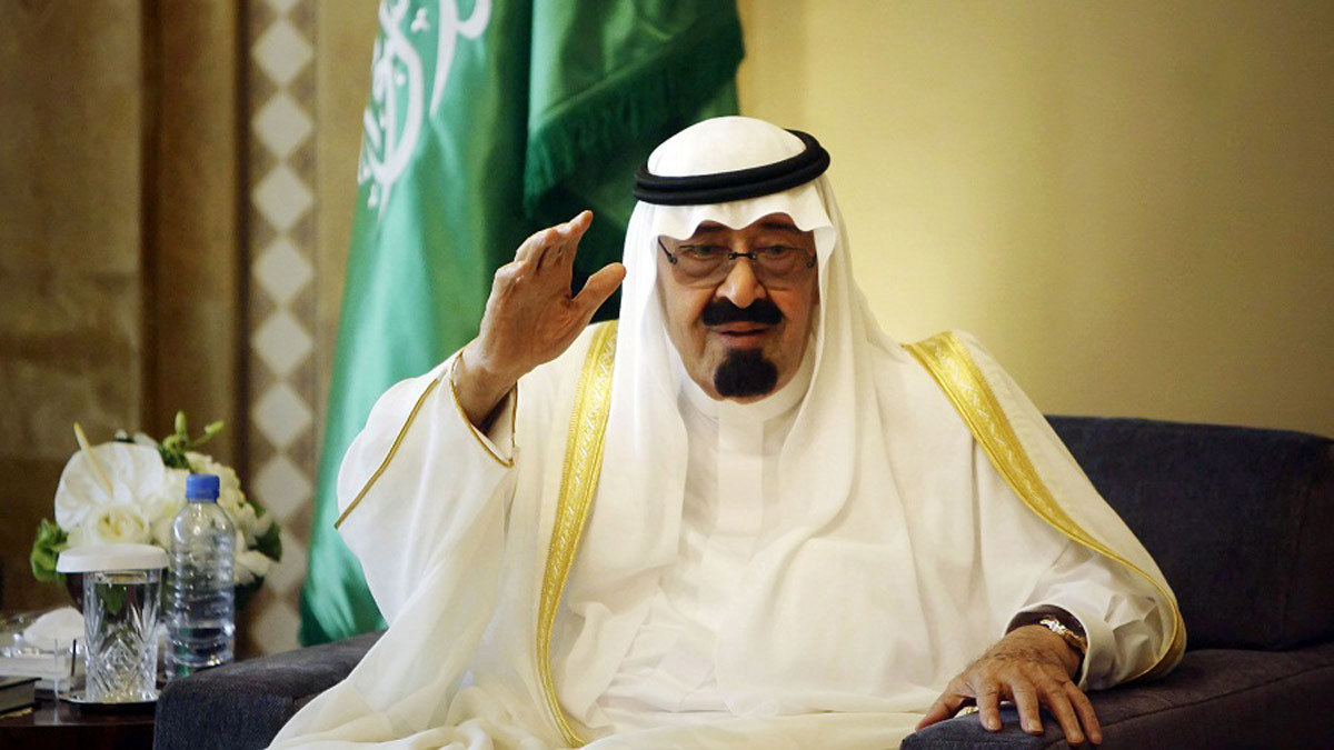 في قصة إنسانية.. زيارة مقيم سوداني لقبر الملك عبدالله تثير مشاعر السعوديين