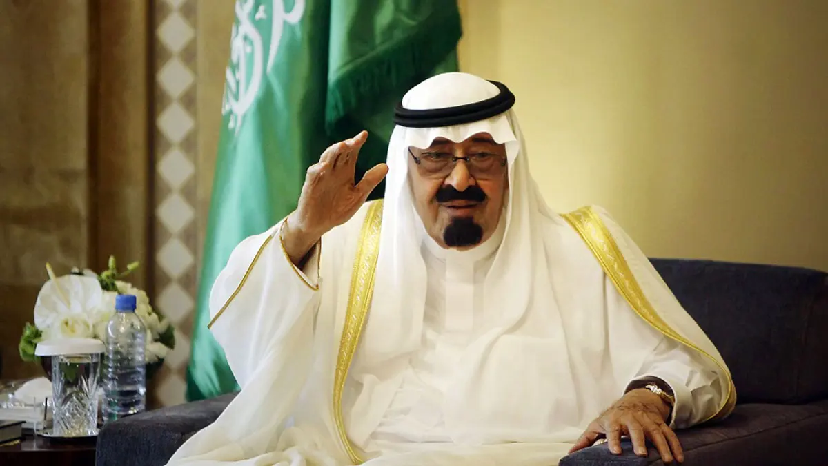 في قصة إنسانية.. زيارة مقيم سوداني لقبر الملك عبدالله تثير مشاعر السعوديين