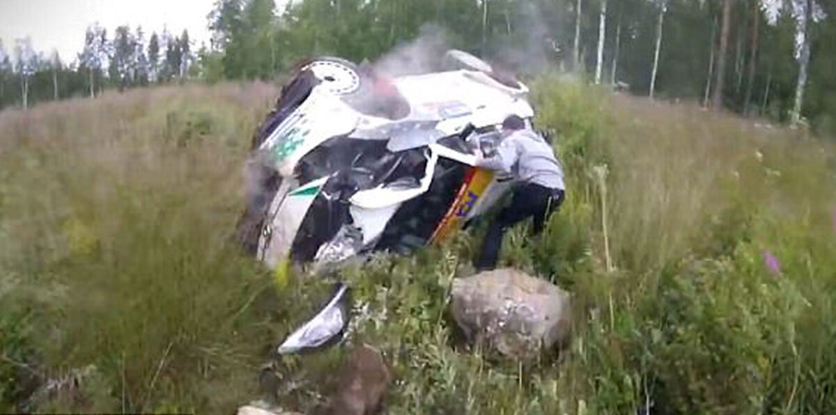 نجاة سائق في رالي فنلندا بعد تحطم سيارته على الصخور (فيديو)