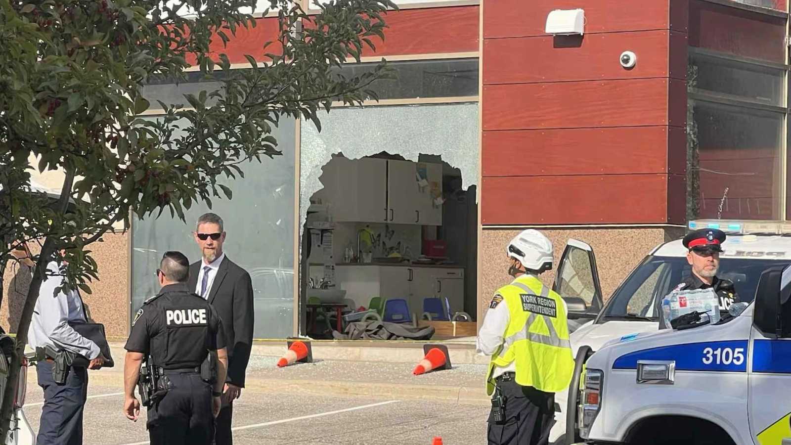 كندا.. وفاة طفل وإصابة آخرين بعد اقتحام سيارة لحضانة (فيديو)