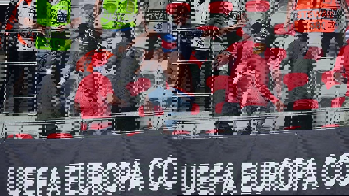 تأجيل مباراة نيس وكولن بعد اشتباكات عنيفة بين الجماهير (فيديو)