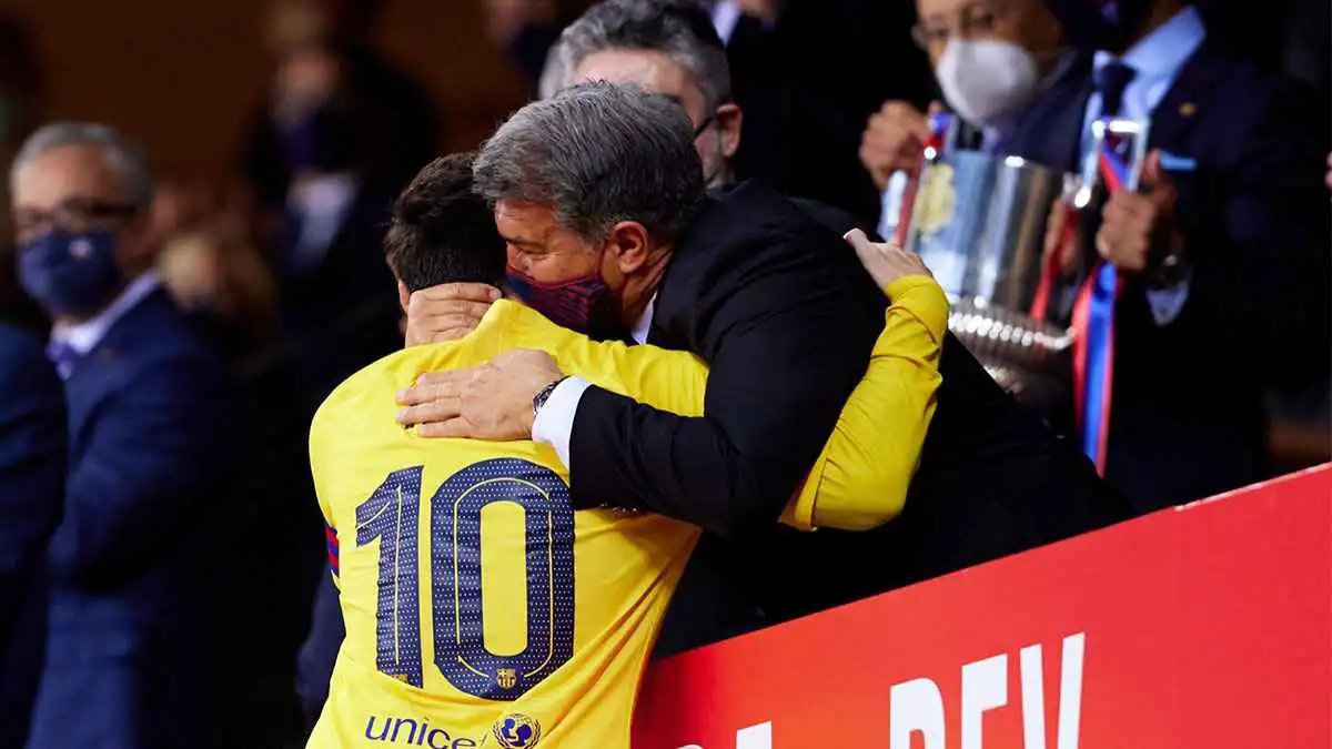 رفض مصافحتي.. لابورتا يكشف عن تدهور علاقته مع ميسي