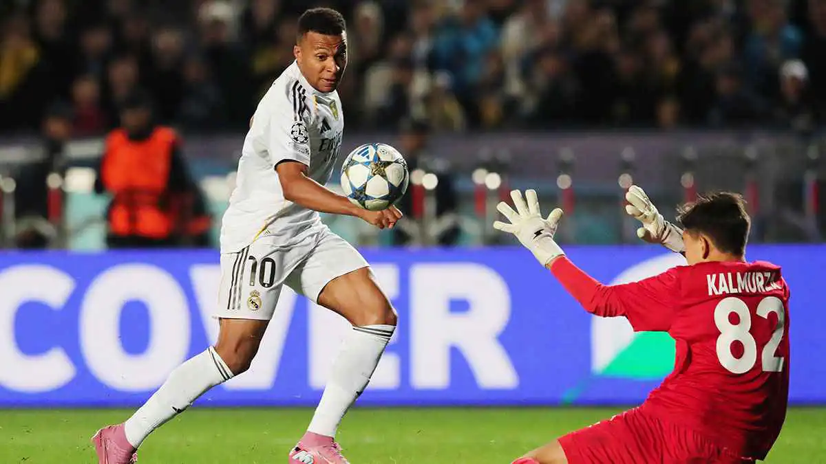 سيارة هدية وصور مثيرة مع الفتيات.. جنون مبابي يكتسح كازاخستان (صور)