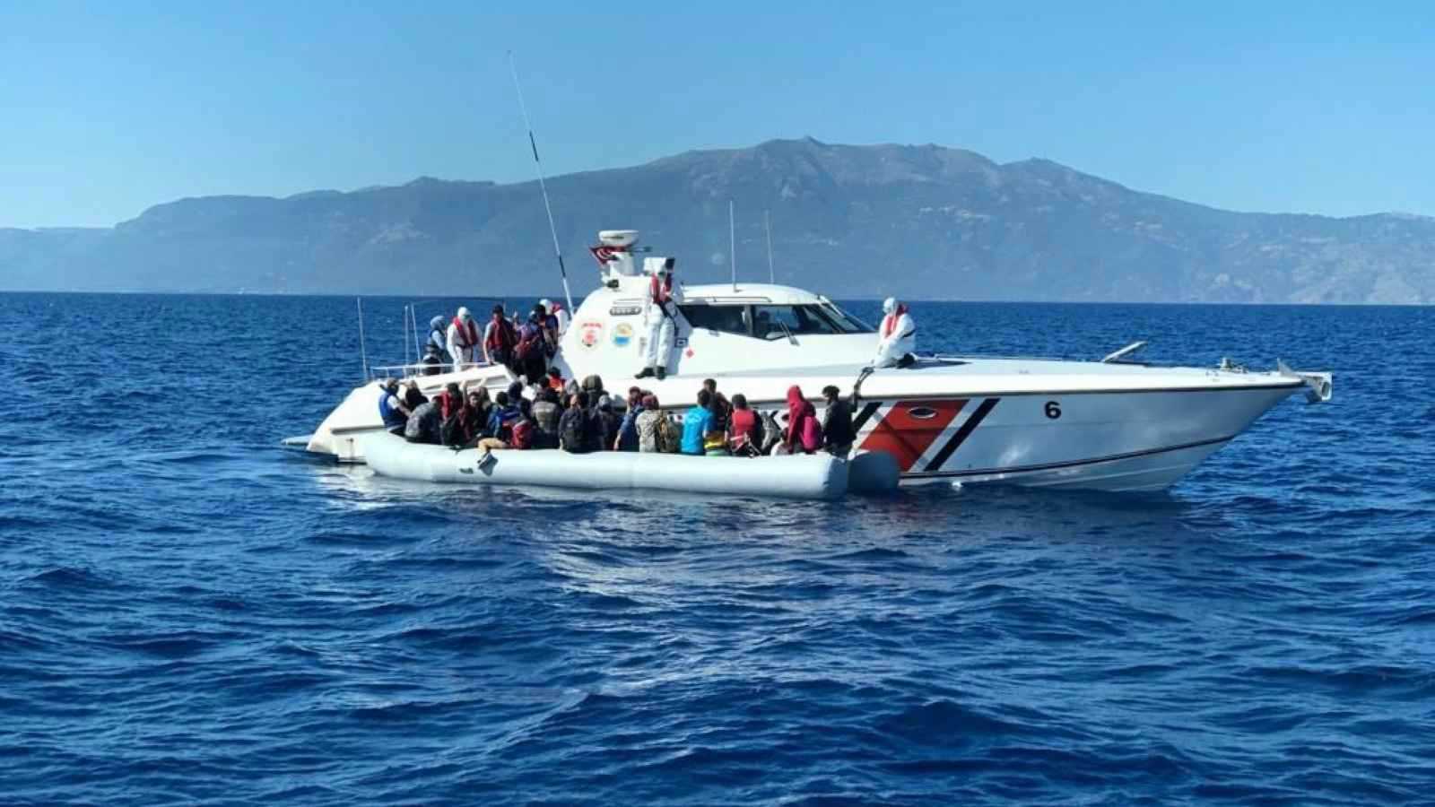 اليونان تنقذ 545 مهاجرا قبالة جزيرة غافدوس