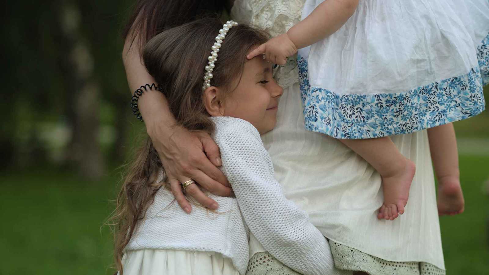 "طفل الفيلكرو".. اكتشفي سرّ التعلّق الشديد بالأم وكيف تتعاملين معه