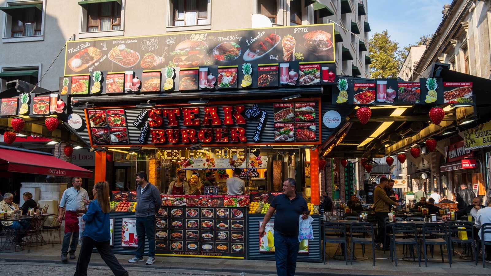 تحذير رسمي من تناول صنف طعام مفضل للسياح والمواطنين في تركيا