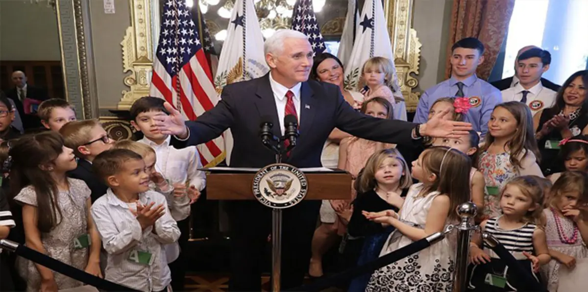 لماذا اعتذر نائب دونالد ترامب لطفل خلال مناسبة عامة؟ (فيديو)