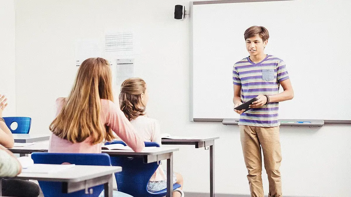 حالة نادرة تصيب مراهقًا بالإغماء عند وجوده بين الفتيات