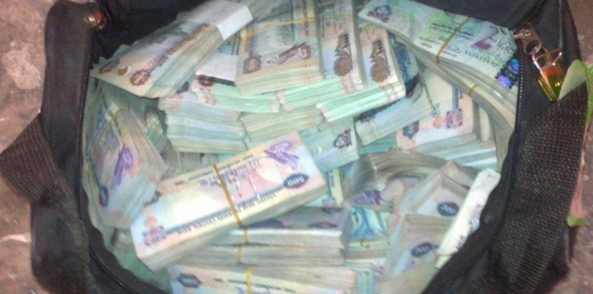 لن تصدق ما أعاده سائق أجرة من مركبته في الإمارات