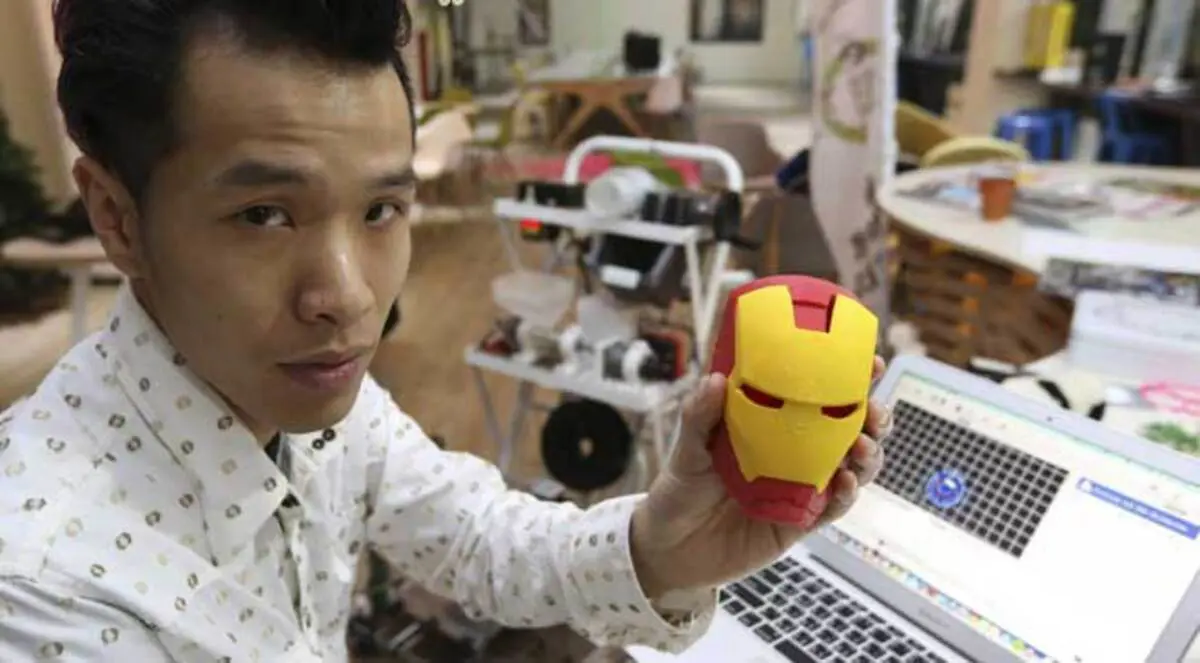 دراجة تحول القمامة إلى قطع فنية تجوب شوارع تايبه