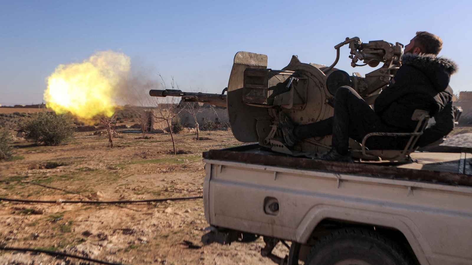 بالمدفعية والمسيرات الانتحارية.. احتدام المعارك في ريف حلب