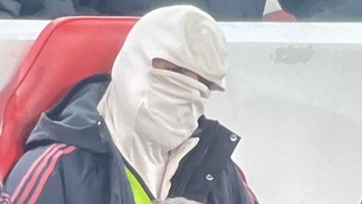 أخفى وجهه.. ظهور غريب لمحمد صلاح بعد استبعاده من تشكيل ليفربول (صور)