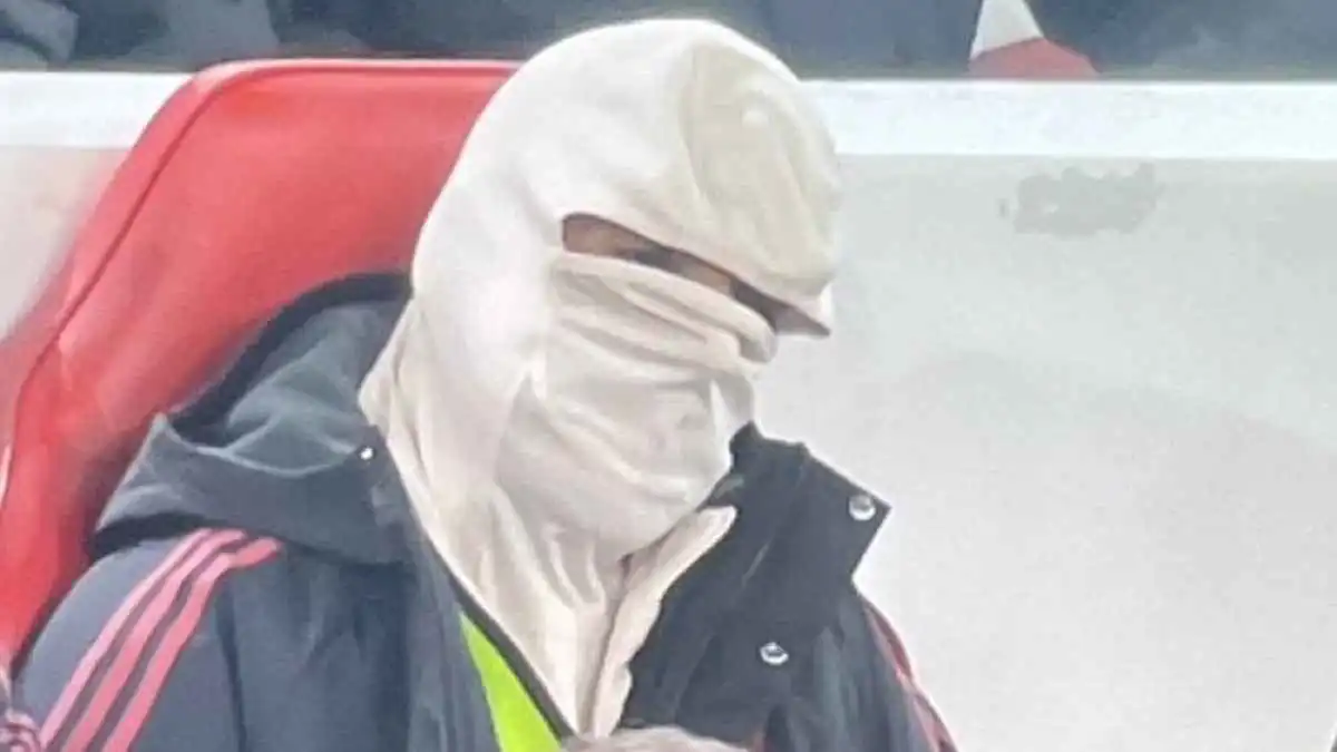 أخفى وجهه.. ظهور غريب لمحمد صلاح بعد استبعاده من تشكيل ليفربول (صور)