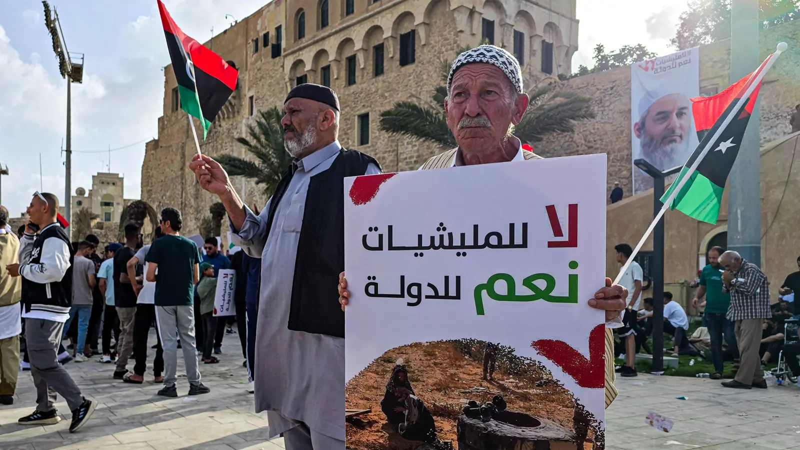 مطالبة دولية بتسليم قائد ميليشيا تثير ارتباكا حكوميا في ليبيا