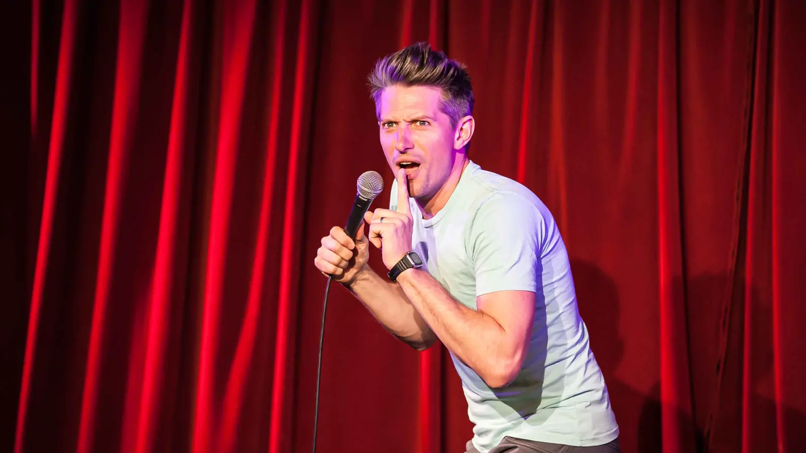 فنان كوميدي يُثقف الجمهور حول التغير المناخي بأسلوب "طريف" (فيديو)