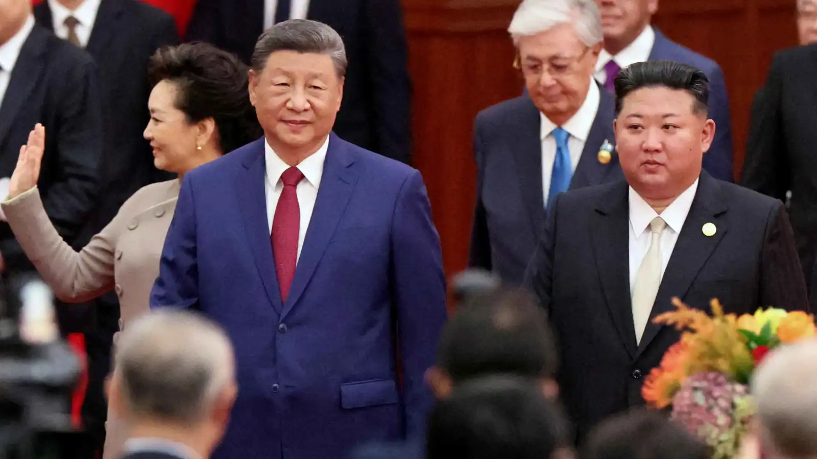 زعيم كوريا الشمالية يصافح رئيس برلمان كوريا الجنوبية