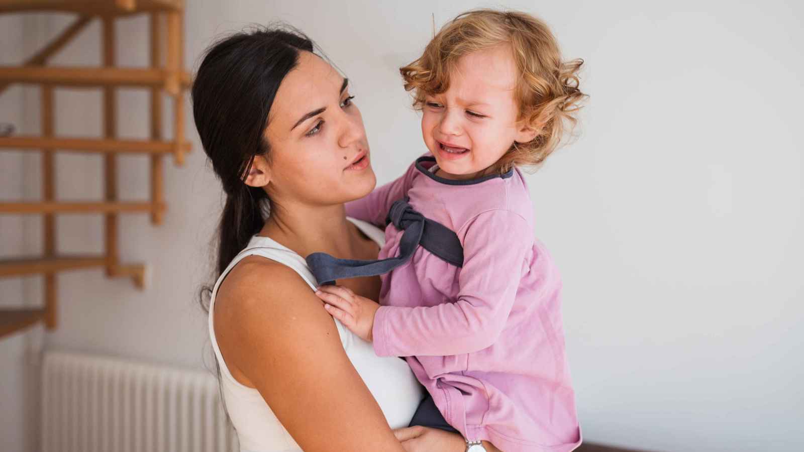 6 أسباب وراء بكاء طفلك عند استيقاظه من النوم صباحا