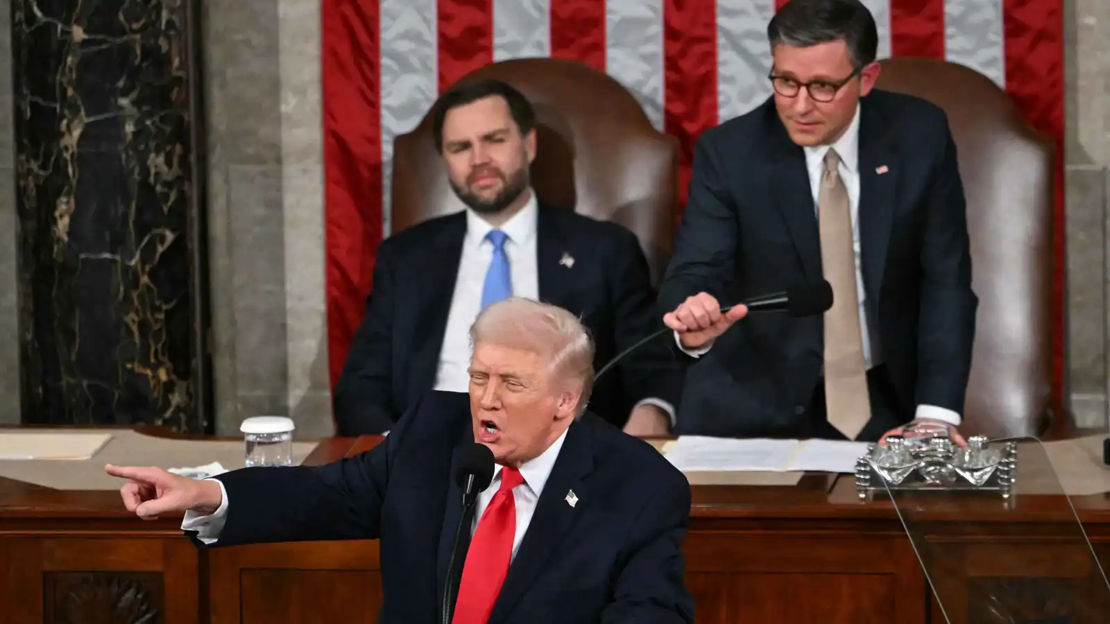 طرد النائب آل جرين خلال إلقاء ترامب خطاب "حالة الاتحاد" (فيديو)