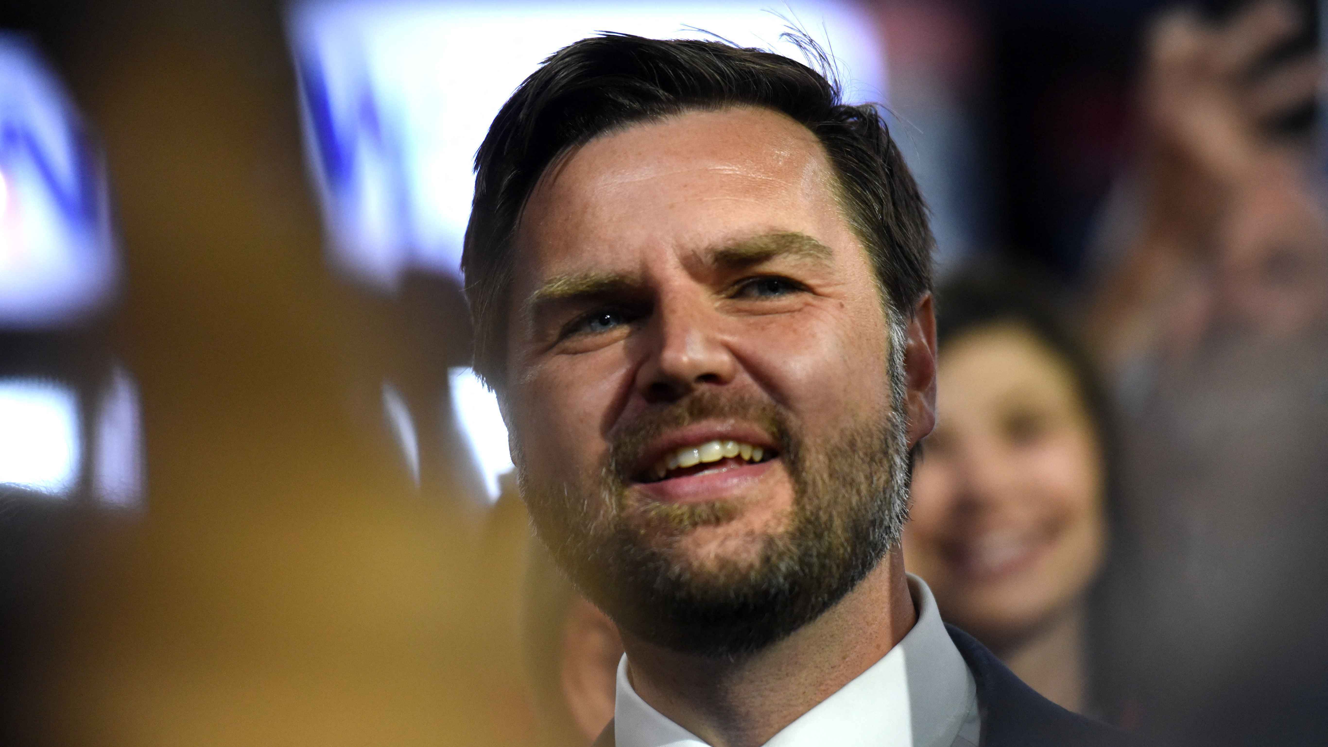 بايدن يصف جي دي فانس بأنه "استنساخ لترامب"