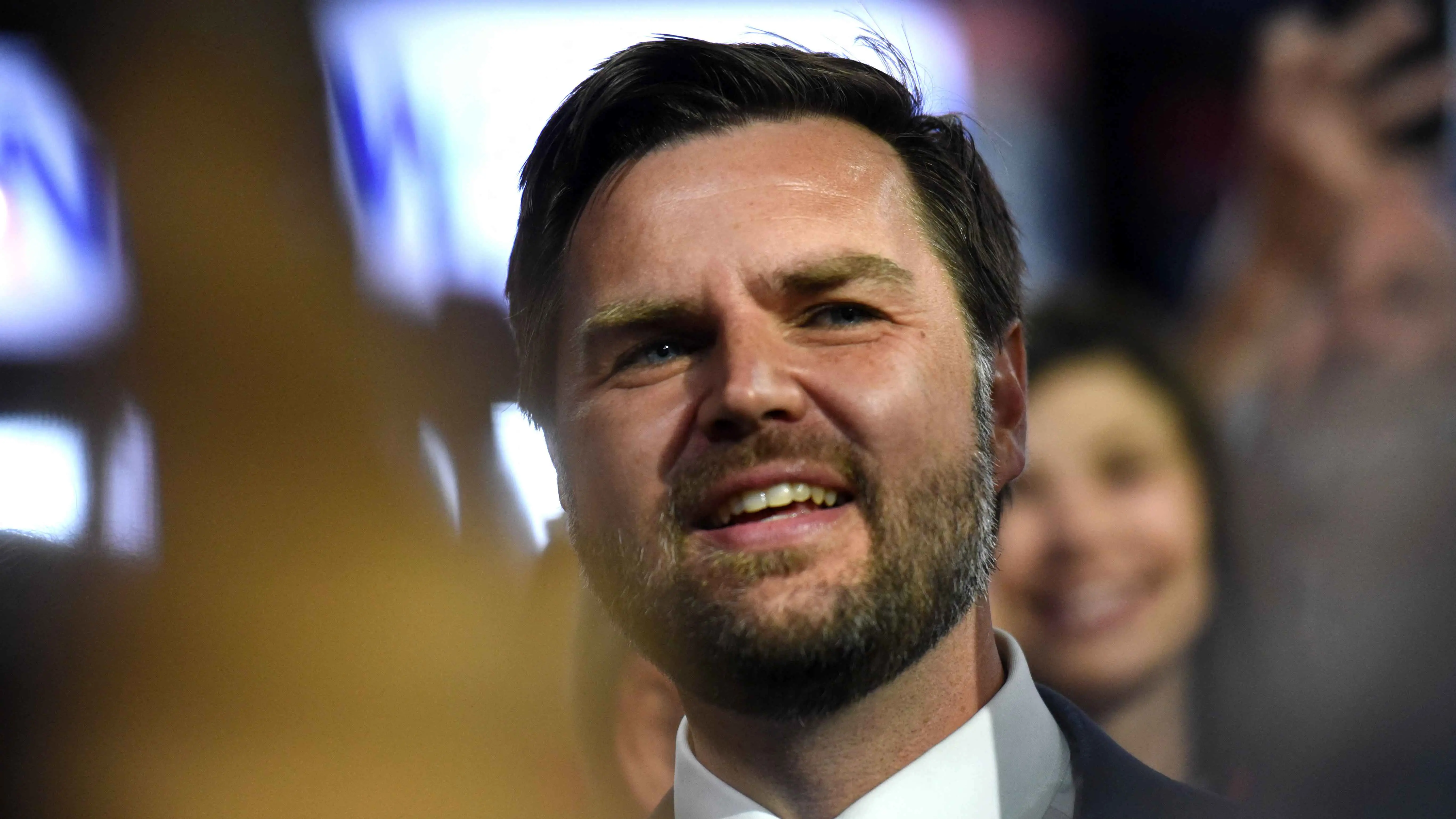 بايدن يصف جي دي فانس بأنه "استنساخ لترامب"