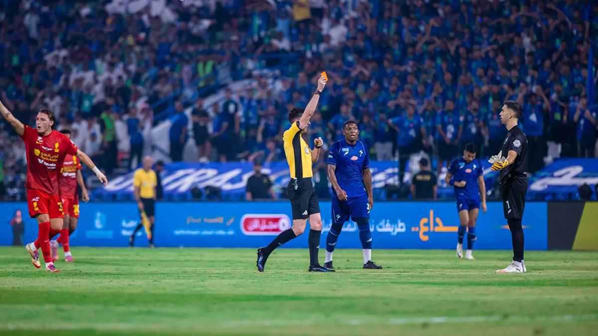 كارثة تحكيمية في مباراة الفتح والقادسية ومطالبات بإلغاء بطاقة حمراء (فيديو)