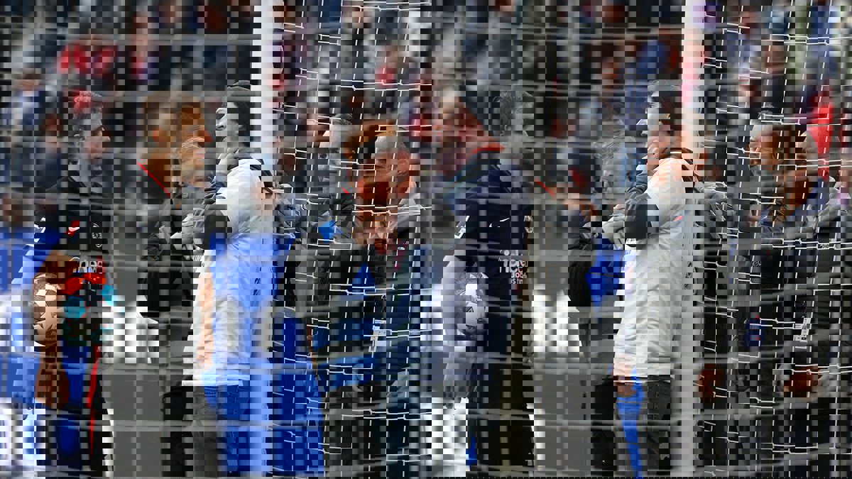 محتجان يربطان رقبتيهما في المرمى خلال مباراة فرانكفورت وفرايبورغ بالدوري الألماني (صور)