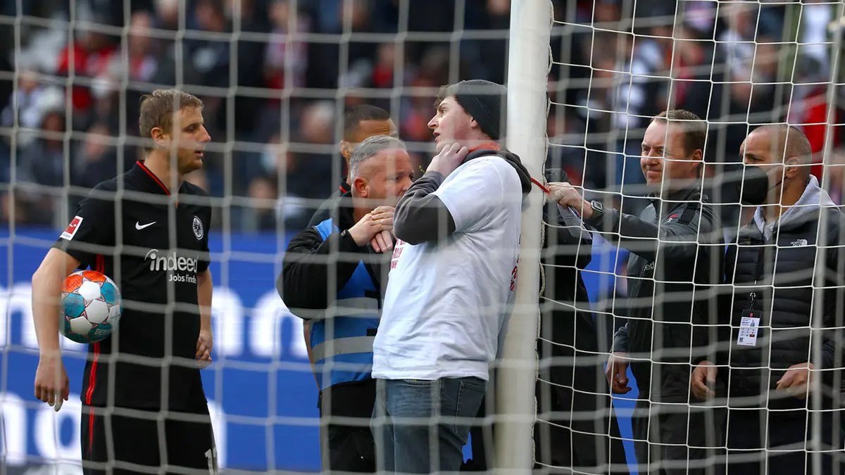 محتجان يربطان رقبتيهما في المرمى خلال مباراة فرانكفورت وفرايبورغ بالدوري الألماني (صور)