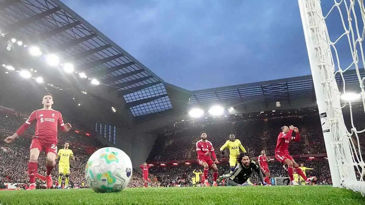 أولهم صلاح.. مطالبات برحيل آرني سلوت و4 نجوم عن ليفربول