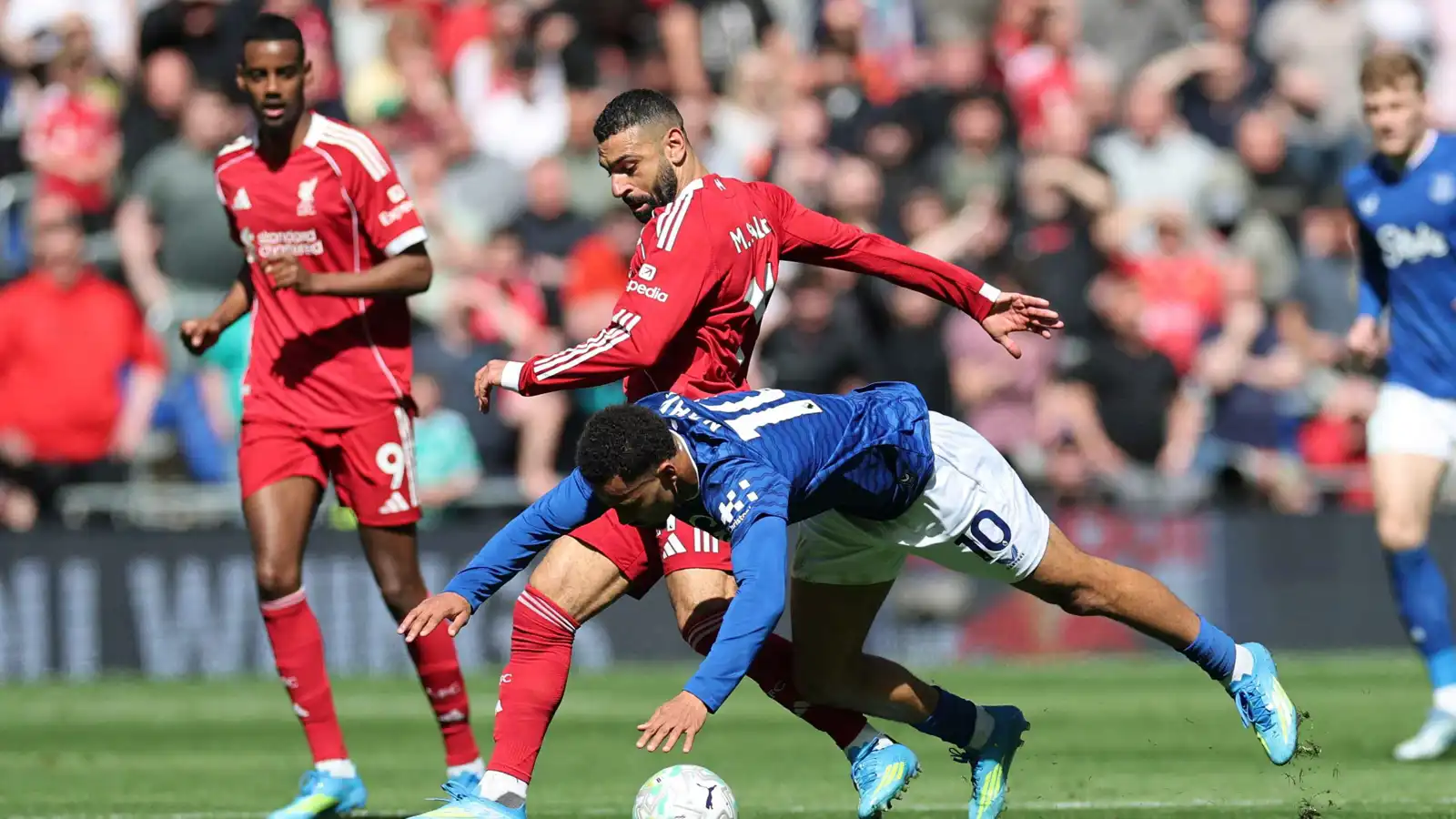 ماذا قال محمد صلاح للحكم بعد فوز ليفربول على إيفرتون؟ (فيديو)