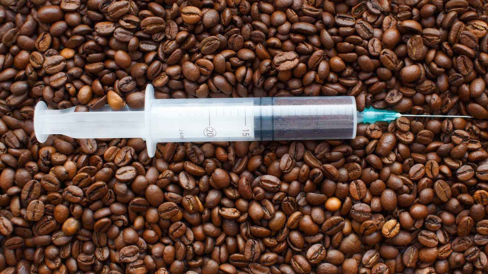 حقن القهوة.. ترند صحي خطير يفتقر للأدلة العلمية