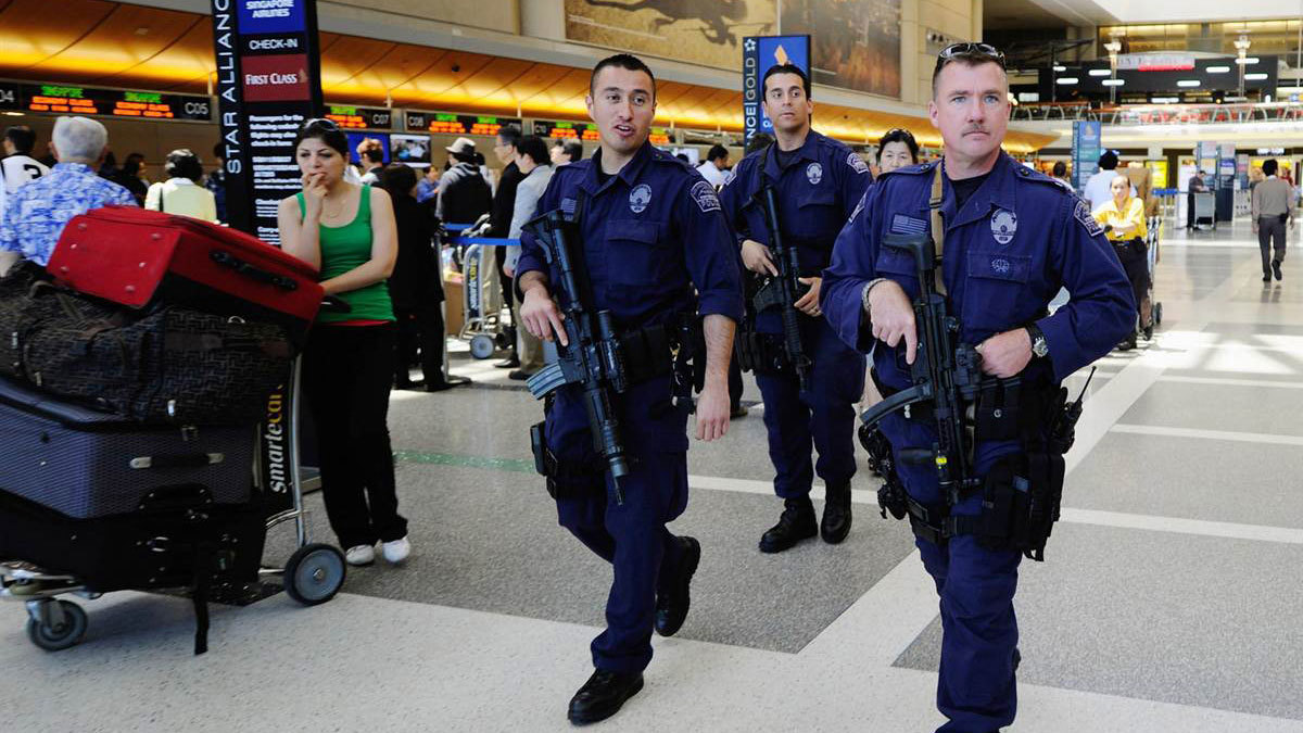 الأمن التركي يعتدي على يمنية في مطار اسطنبول (فيديو)