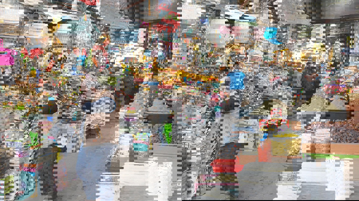 تجار غزة يبيعون بضاعتهم "بالخسارة" بسبب الكساد