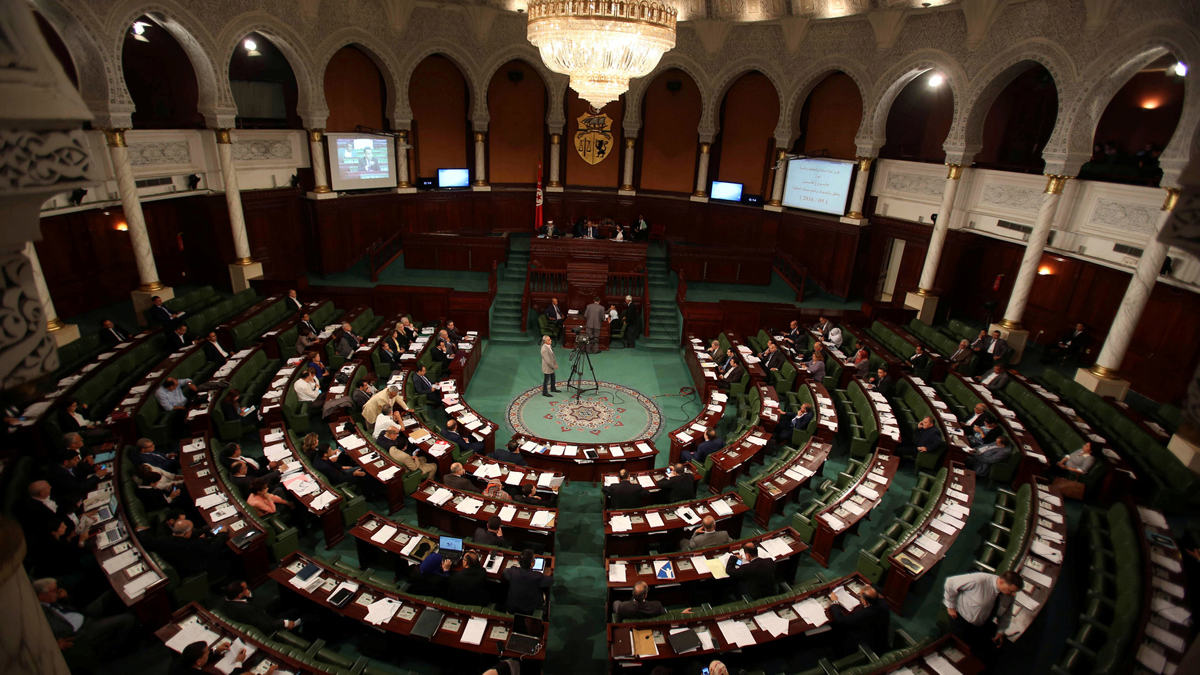 تبادل للشتائم والاتهامات داخل البرلمان التونسي (فيديو)