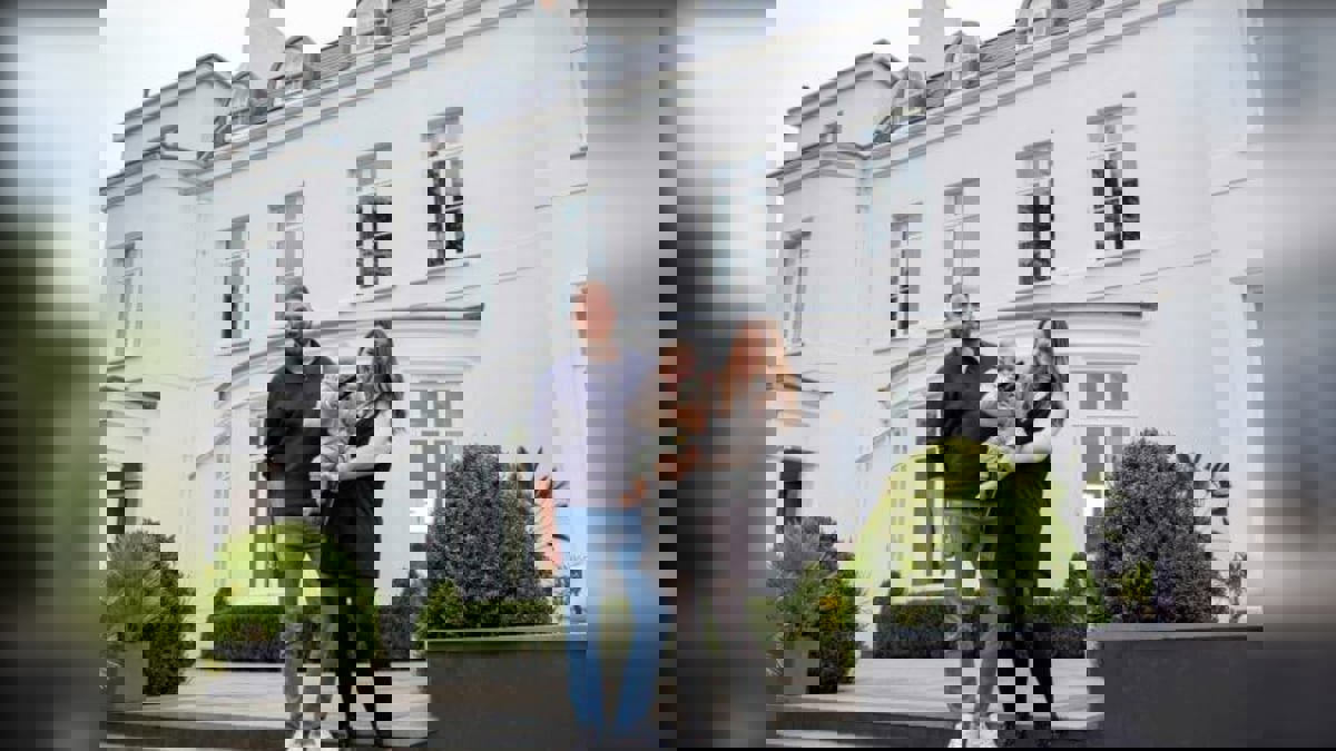 ورقة يانصيب تقلب حياة عائلة بريطانية رأسا على عقب