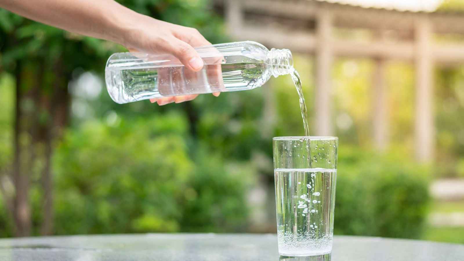 بحيلة بسيطة.. تخلصوا من خطر "الميكروبلاستيك" في مياه الشرب