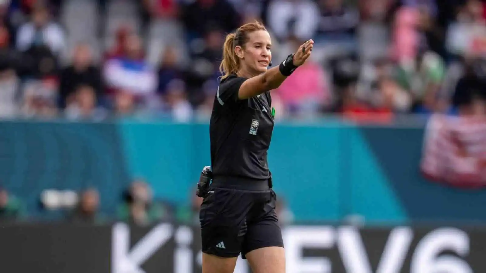 بشكل مفاجئ.. أشهر حكمة مغربية تعلن اعتزالها وتكشف "المتهم"