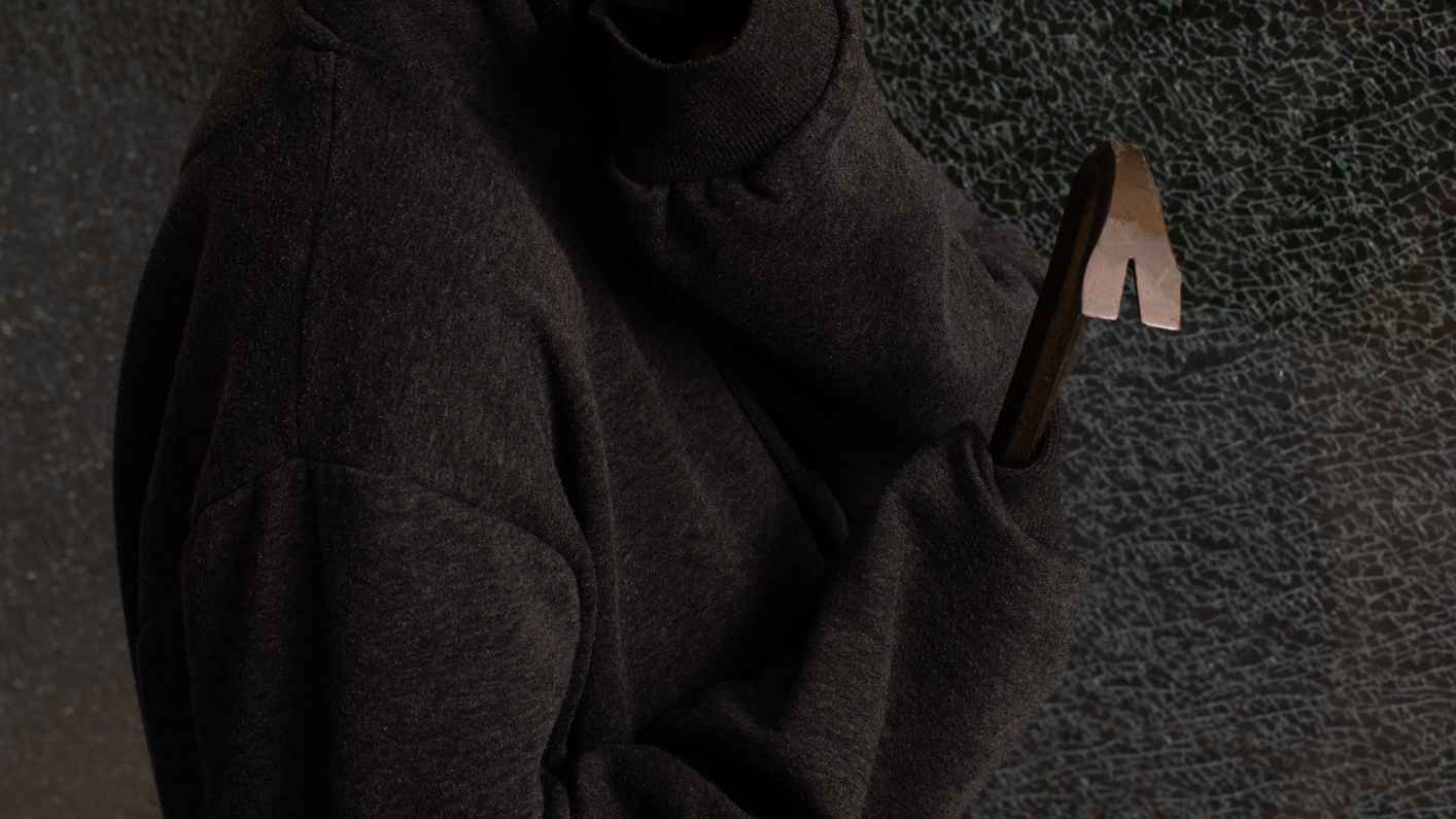 رعب داخل مسجد في فرنسا.. امرأة تهاجم المصلين بسيخ حديدي