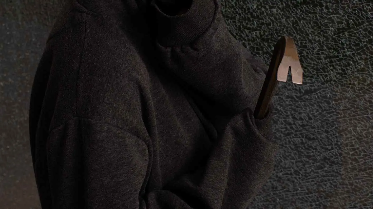 رعب داخل مسجد في فرنسا.. امرأة تهاجم المصلين بسيخ حديدي