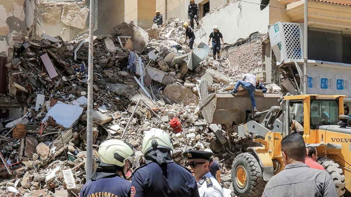 بينهم أطفال.. مصرع 9 أشخاص بانهيار عقارين في القاهرة (صور)
