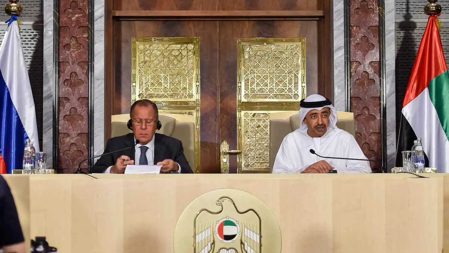 عبدالله بن زايد ولافروف يبحثان سبل خفض التصعيد الإقليمي