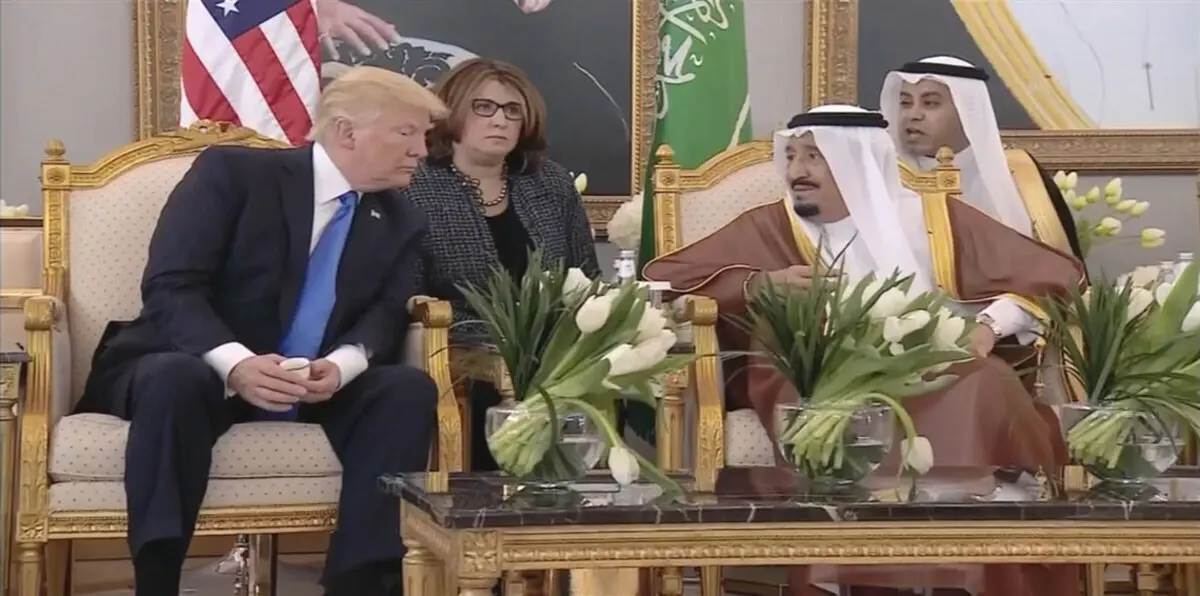 بالفيديو.. ترامب لم يفهم شرح الملك سلمان لمعنى "هز فنجان" القهوة