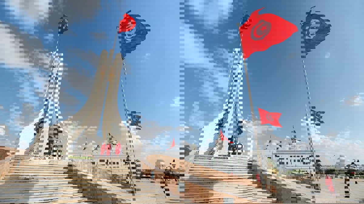 مسرحية "مجاريح" التونسية... كوميديا سوداء تعرّي بؤس الواقع السياسي بعد "الثورة"