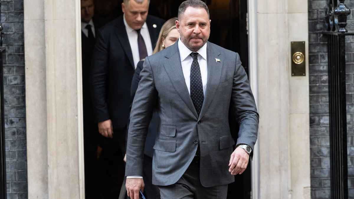 في مفاوضات الحرب والسلام.. سقوط ذراع زيلينسكي اليمنى يغيّر "قواعد اللعبة"