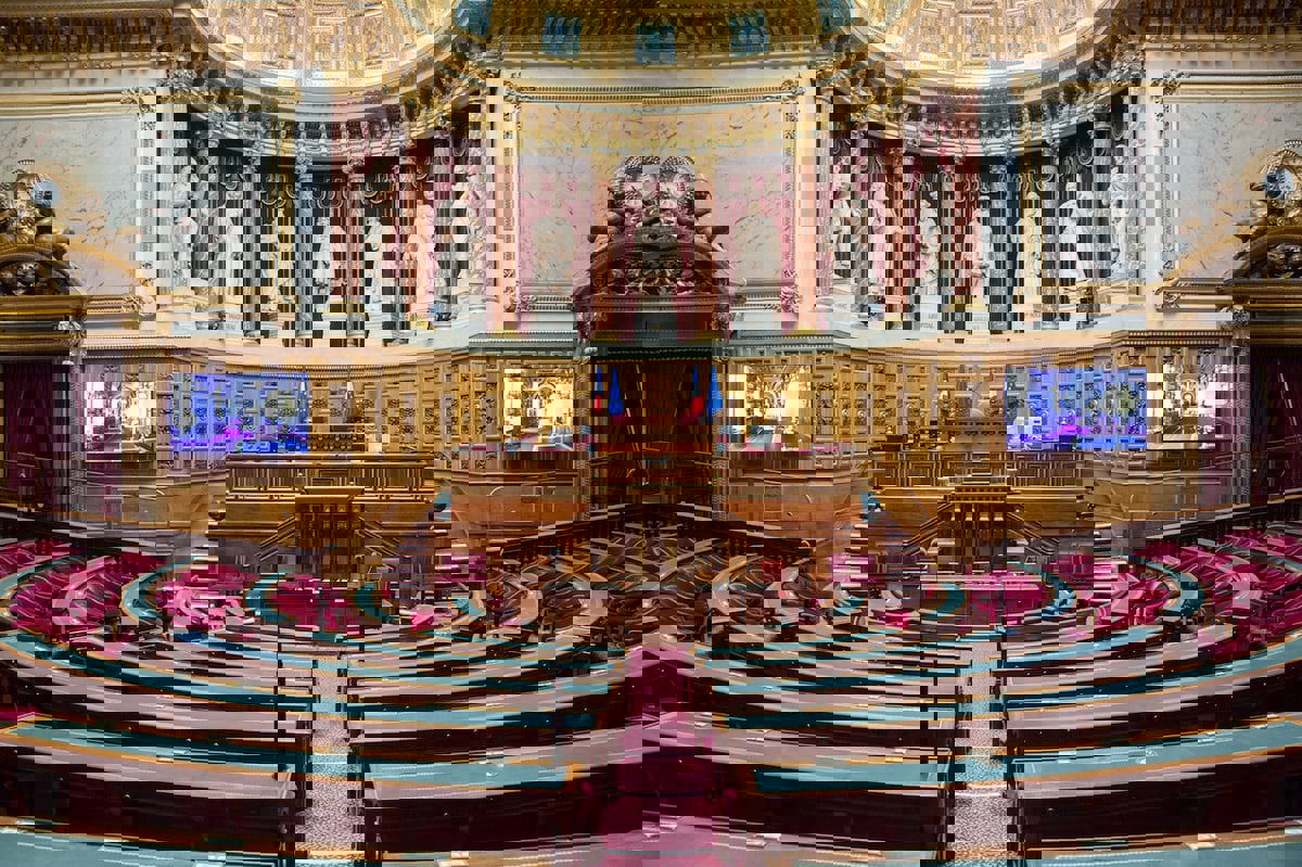 البرلمان الفرنسي يتبنى قرارا يندد بـ"القمع الدامي والقاتل" بحق الجزائريين