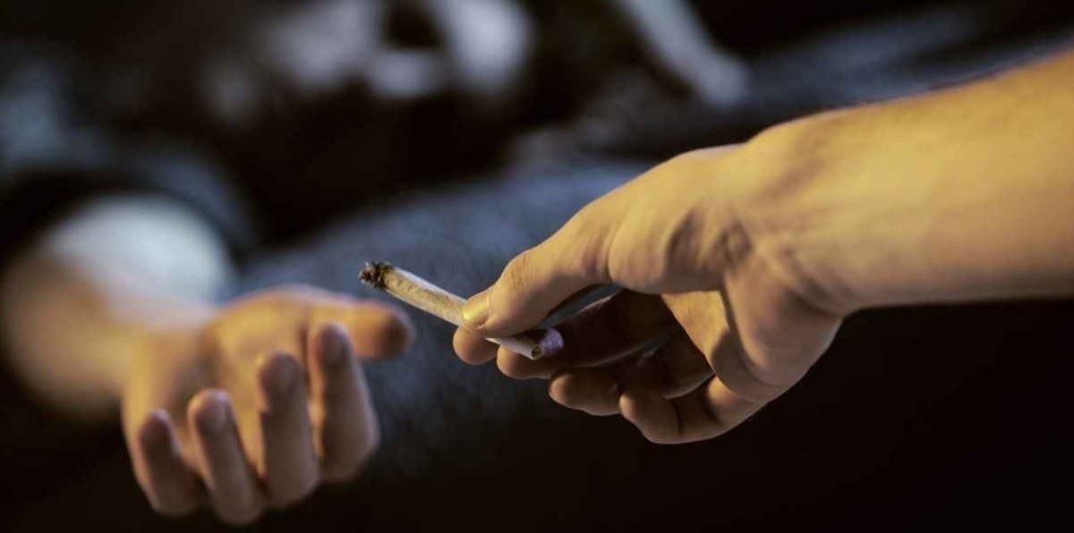 الكويت تحذر من ارتداء وترويج قمصان "الداب" (صور)