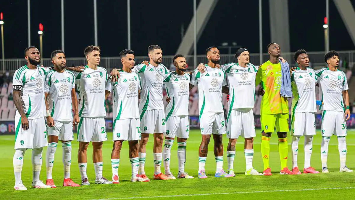 يجب أن تأخذ الأندية احتياطاتها.. أسطورة الهلال يحذر من نجم الأهلي السعودي