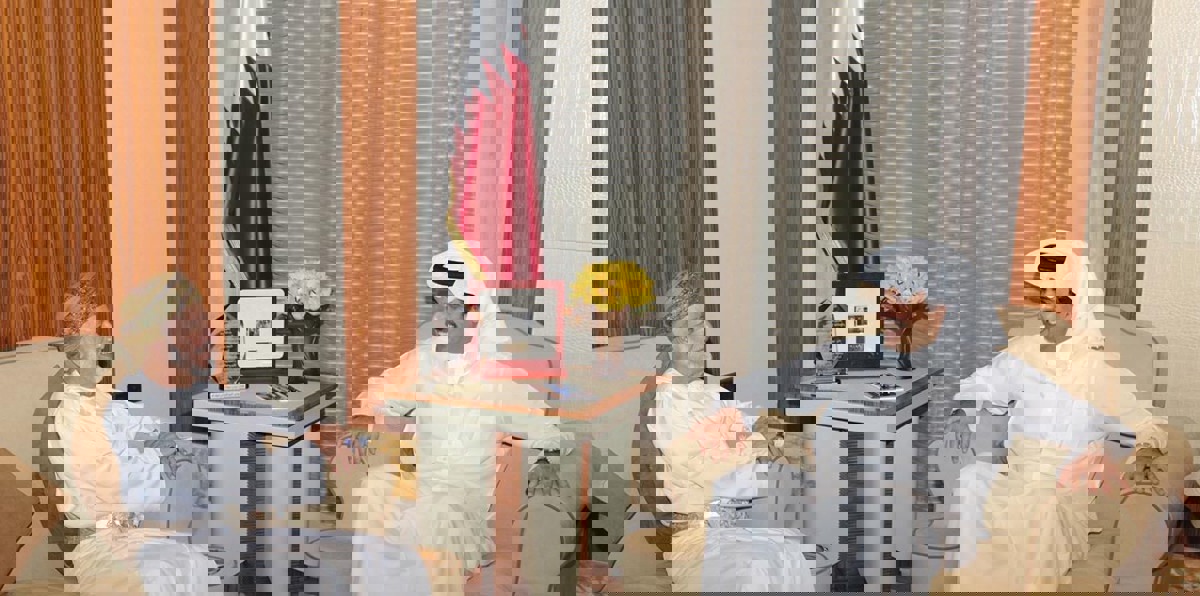 أمير قطر ووزير الخارجية العُماني يبحثان مستجدات الأزمة الخليجية