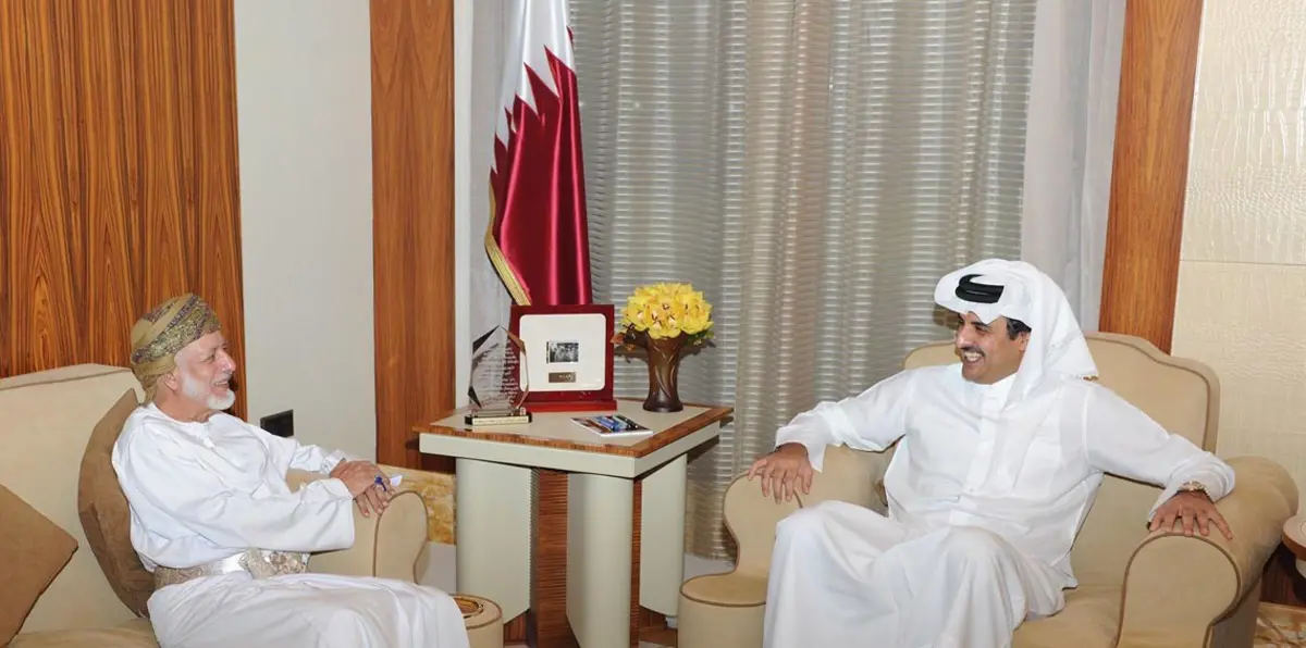 أمير قطر ووزير الخارجية العُماني يبحثان مستجدات الأزمة الخليجية