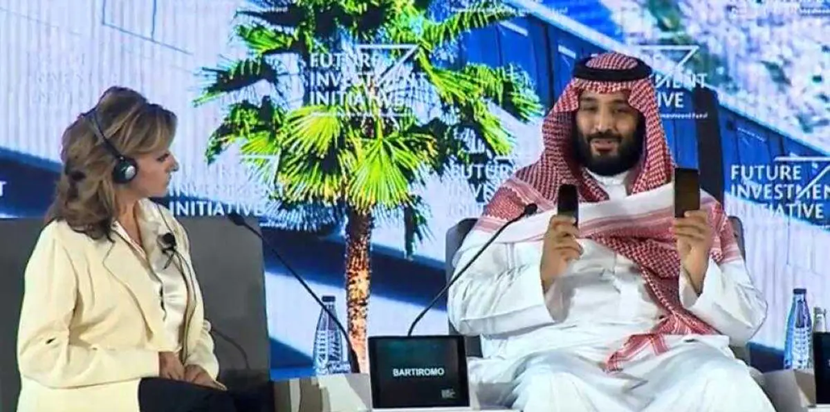 بالفيديو.. محمد بن سلمان يخرج هاتفين من جيبه لشرح مشروع "نيوم" الجديد في السعودية