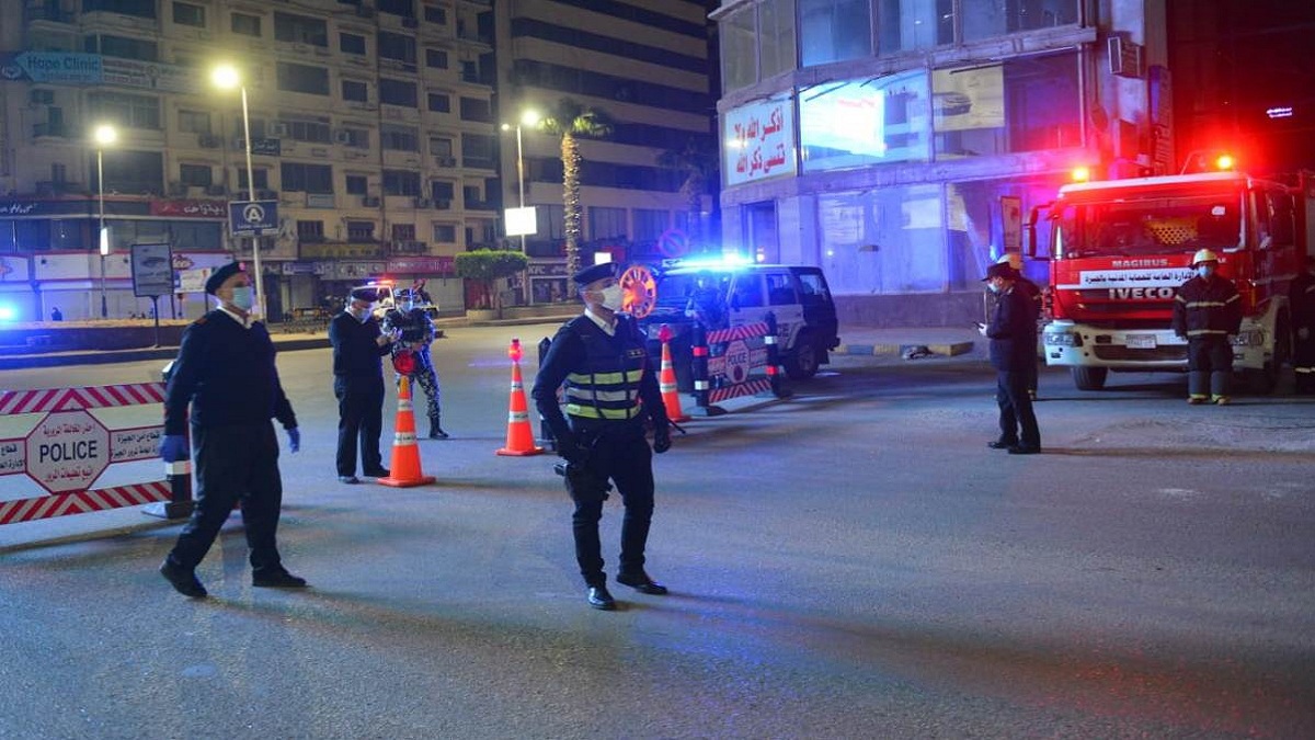 شابان يعتديان على بائعة متجولة في الغردقة المصرية (فيديو)